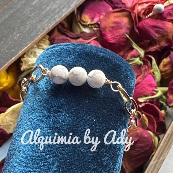 Gold curb ling bracelet with white howlite bar - Picture 1 of 2